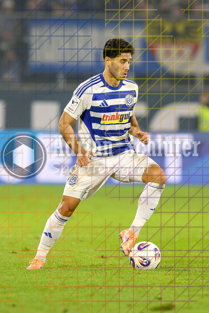 MSV Duisburg vs SV Waldhof Mannheim - 3. Liga | Duisburg, Deutschland, 07.11.25:   Mert Göckan (MSV Duisburg) in Aktion am Ball, Einzelaktion waehrend des Spiels der 3. Liga MSV Duisburg vs SV Waldhof Mannheim in der schauinsland-reisen-arena(Foto von Brauer-Fotoagentur / Adrian Schlueter)