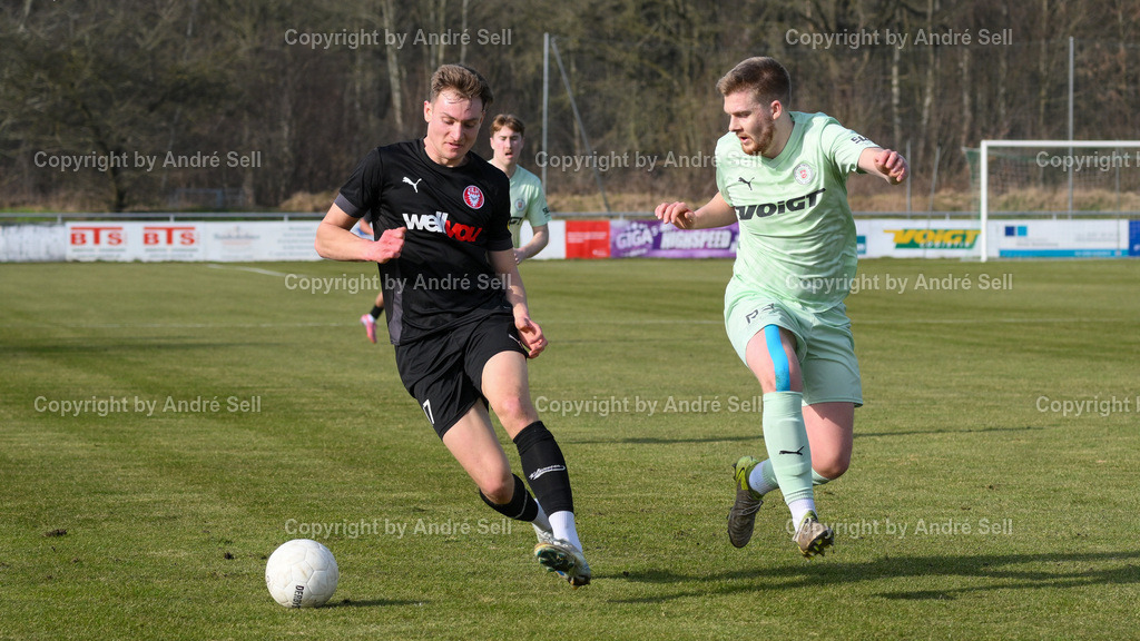 PSV Neumünster vs FC Kilia Kiel | Calvin Ehlert (PSV #31) vs Marc Schwabe (Kilia #17) / Fußball-Oberliga Männer 2025/2026 / PSV Neumünster vs FC Kilia Kiel / PSV Stadion Platz A / Neumünster / 07.03.26 - Realisiert mit Pictrs.com