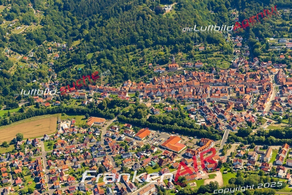 Luftbild der Stadt Wasungen - Das Luftbild wurde 2025 vom UL-Flugzeug heraus erstellt ( keine Drohnenaufnahme ) - Hochauflösende Luftaufnahme - für Wandbilder und großformatige Ausdrucke geeignet. Das besondere Geschenk!Hier alle&nbsp;Infos zur Lizenzierung der LuftaufnahmeWir fliegen auch dieses Jahr wieder in Ihre Region um Luftbilder zu erstellen.- Luftbild anfragen