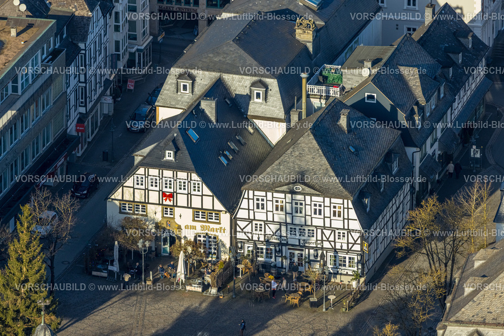 Brilon260104592 | Luftbild, Fachwerkhäuser Gastronomie am Marktplatz mit Cafe am Markt und Restaurant Jägerhof, Außengastronomie, Brilon, Sauerland, Nordrhein-Westfalen, Deutschland