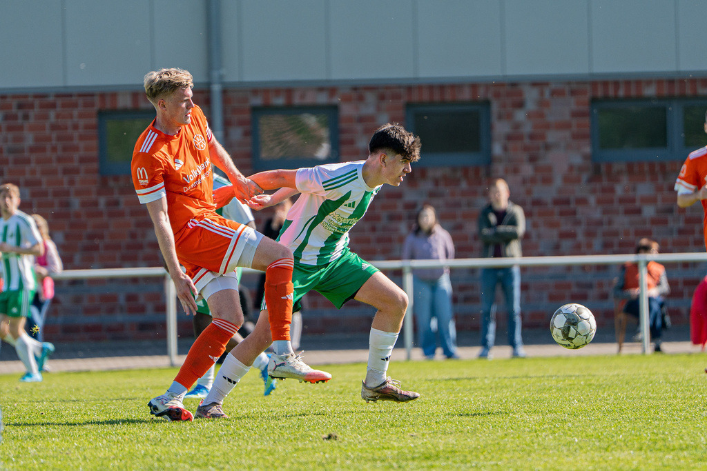 Fußball I Herren I Saison 2025-2026 I Bezirksliga Weser-Ems 4 I 29. Spieltag I TuS Lutten - SV Holdorf I 12314 | jns.sportfotos - Realisiert mit Pictrs.com