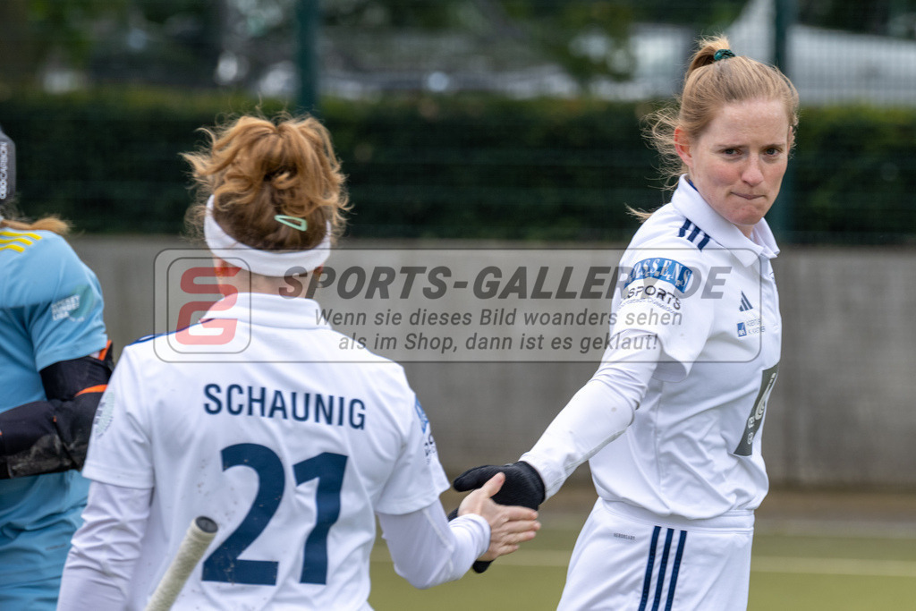 SFE_20240421_0058 | Düsseldorf, Deutschland, 21.04.2024: Maike Schaunig (Düsseldorfer HC), Annika Marie Sprink (Düsseldorfer HC) in Aktion waehrend des Spiels der Feldhockey 1. Bundesliga Damen zwischen Düsseldorfer HC - Münchener SC im Düsseldorfer Hockeyclub 1905 e.V. am 21.04.2024 in Düsseldorf, Deutschland. (Foto von Stephan Fehrmann)

Düsseldorf, Germany, 21.04.2024: Maike Schaunig (Düsseldorfer HC), Annika Marie Sprink (Düsseldorfer HC) in action during the game of Feldhockey 1. Bundesliga Damen between Düsseldorfer HC - Münchener SC in Düsseldorfer Hockeyclub 1905 e.V. at 21.04.2024 in Düsseldorf, Deutschland. (Foto from Stephan Fehrmann)