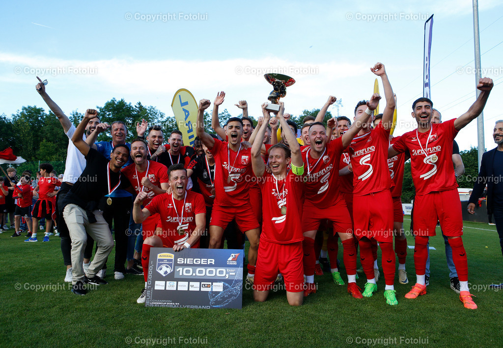 A_LUI_30052024_01 | SPORT,FUSSBALL,ADMIRAL OOE  LANDESCUP FINALE  ASKOE OEDT-UFC STAMPFL-BAU OSTERMIETHING 2024 30.05.2024 IM BILD: DIE SIEGERMANNSCHAFT VON   ASKOE OEDT FOTO:FOTOLUI