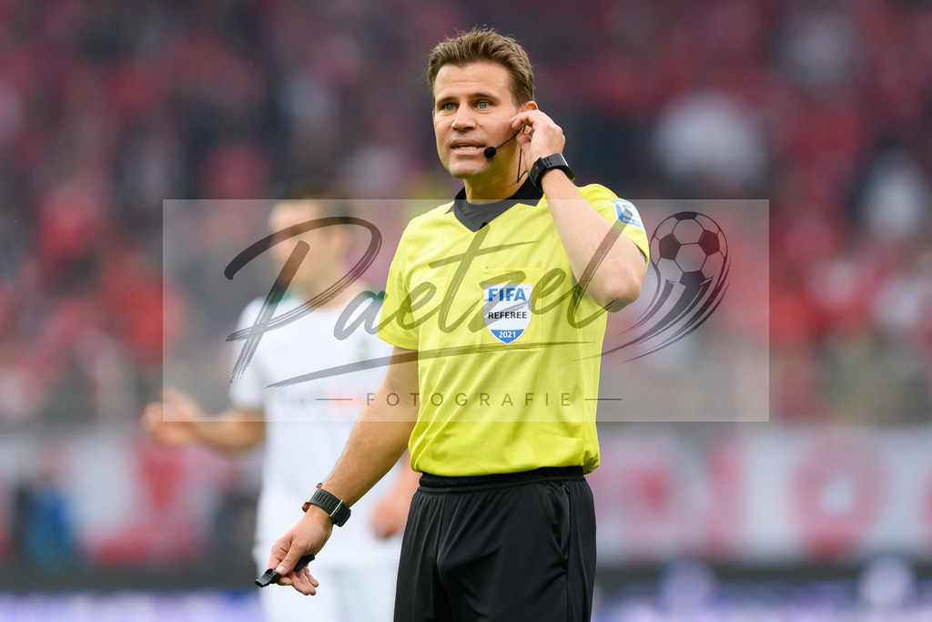 FCUBMG20210829_201 | Fussball, Herren: Schiedsrichter Dr. Felix Brych schaut beim Spiel der 1. Bundesliga zwischen 1. FC Union Berlin und Borussia Moenchengladbach im Stadion An der Alten Foersterei am 29.08.2021 in Berlin, Deutschland. - Realisiert mit Pictrs.com