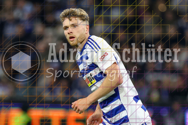 MSV Duisburg vs Rot-Weiss Essen - 3. Liga | Duisburg, Deutschland, 26.10.25:   Steffen Meuer (MSV Duisburg) schaut waehrend des Spiels der 3. Liga MSV Duisburg vs Rot-Weiss Essen in der schauinsland-reisen-arena(Foto von Brauer-Fotoagentur / Adrian Schlueter)