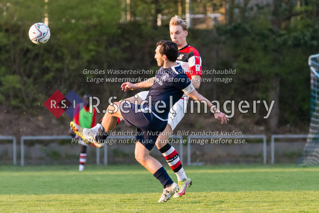 Fußball, Saison 2021/22, LOTTO-Pokal, Lohbrügge - Altona 93, Binnenfeldredder (Hamburg), 26.04.2022, Viertelfinale | Anto Zivkovic (#10, Lohbrügge, Kapitän), Peer Julius Mahncke (#13, AFC)