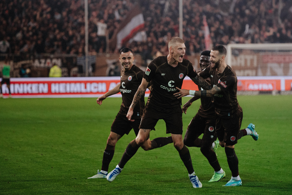 _FCP4182 | Der offizielle Shop für FC St. Pauli Fotos. Wähle aus Spielszenen & Fanmomenten dein FCSP Wunschformat. Wir liefern Millerntor-Atmosphäre.