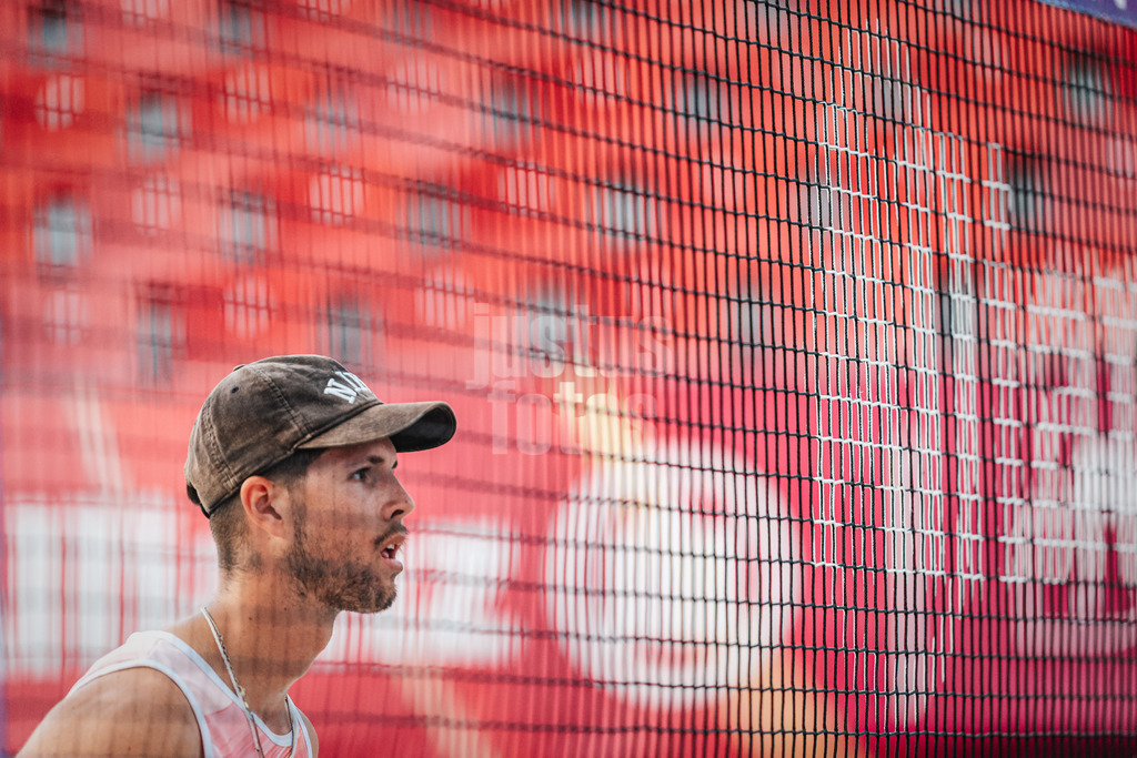Beachvolleyball | Männer | Allianz German Beach Tour 2024 | Tourstop Kühlungsborn 2 | 15.08.2024 | Niklas Held steht am Netz