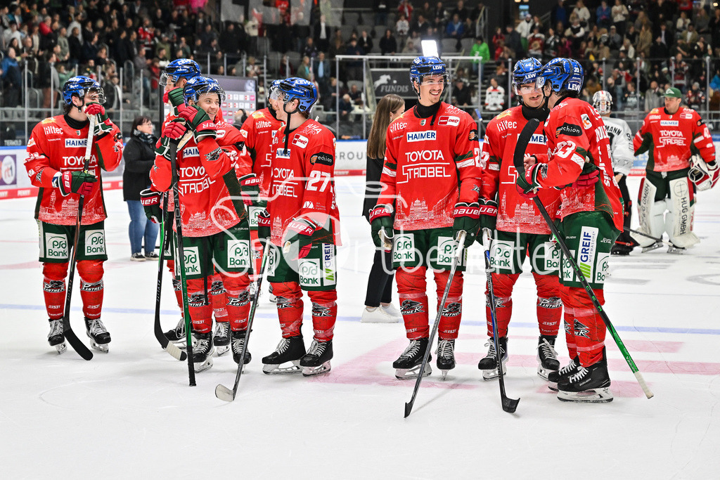 Augsburger Panther - Kölner Haie | Glückliche Augsburger Panther feiern den Heimsieg gegen Köln mit den heimischen Fans / DEL: Augsburger Panther - Kölner Haie; Curt Frenzel Stadion am 26.09.2025 / Enrico HENRIQUEZ (Augsburger Panther 52), Moritz ELIAS (Augsburger Panther #46), Kyle MAYHEW (Augsburger Panther 27), Christian HANKE (Augsburger Panther #25), Leon VAN DER LINDE (Augsbuerger Panther #43), Tim WOHLGEMUTH (Augsburger Panther 33)