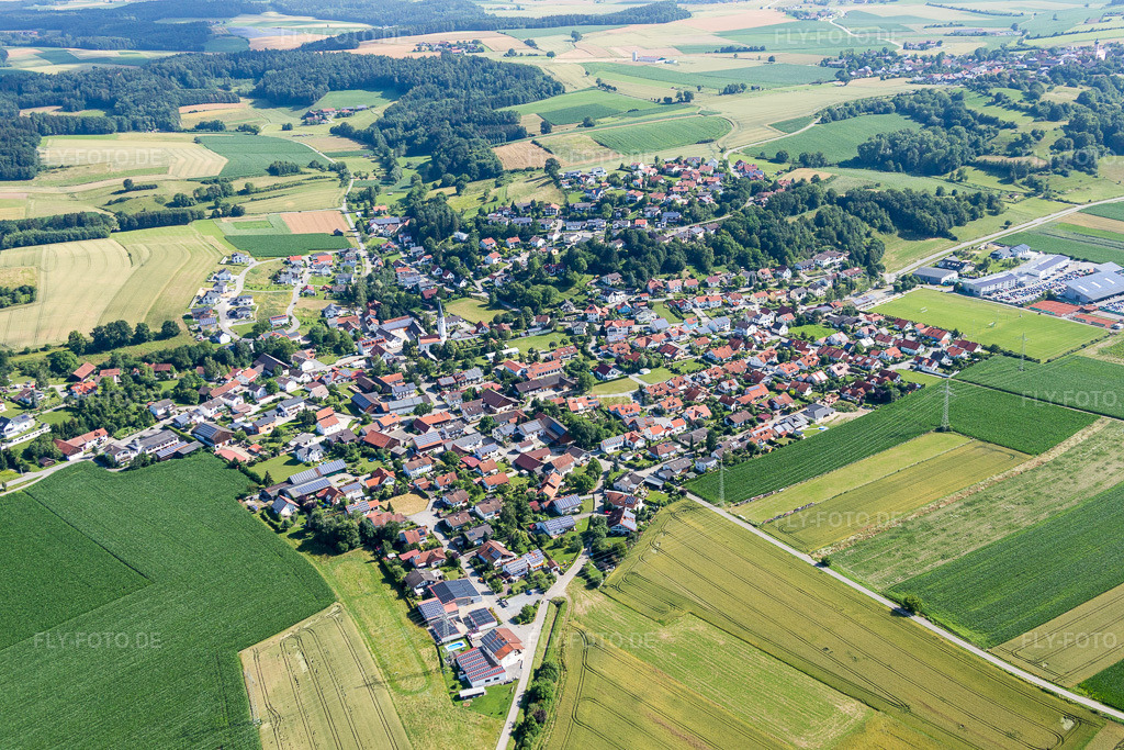 Luftbild: landwirtschaftlichen Feldern und Nutzflächen in Moosthenning im Bundesland Bayern in Deutschland. Foto: IMG_090611.jpg vom 03.07.2016 durch Werner Riehm/FLY-FOTO.de