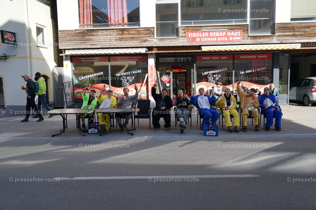 21-news-2023-Feb16-Unsinniger_Fasching_Reutte-sony-DSC02363 | Info aus dem Bezirk Reutte/Ausserfern Tirol sowie eine umfangreiche Bilddatenbank über die gesamte Region: Lechtal, Talkessel Reutte, Tannheimertal, Zwischentoren. Lech, Plansee, Zugspitze, Grenztunnel, B179, Fernpassstraße, Verkehr, Lawinen, Tradition, - Realisiert mit Pictrs.com