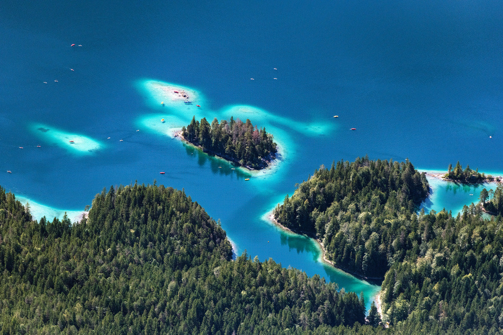 dr__0207735.jpg | GRAINAU 19.08.2023 Maximilianinsel im Eibsee bei Garmisch-Partenkirchen im Bundesland Bayern.  Der See gilt aufgrund des klaren, grün getönten Wassers als einer der schönsten Seen der bayerischen Alpen.