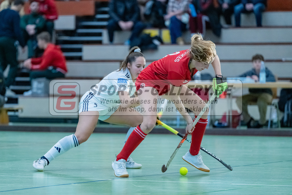 HK_20231217_107730 | 1. Bundesliga Damen Crefelder HC - Düsseldorfer HC  am 17.12.2023 Sporthalle Glockenspitz, Krefeld ,
 Pia Lhotak ( Düsseldorfer HC #5 ) , Mara Küskes ( Crefelder HTC #8 )