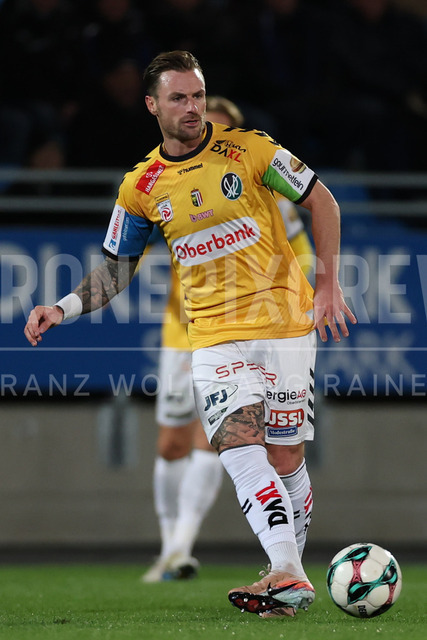 TSV Egger Glas Hartberg vs SV Oberbank Ried – Austrian Bundesliga Match | The image shows Michael Sollbauer (Ried) with the ball, at the Bundesliga match TSV Hartberg vs SV Ried at Profertil Arena Hartberg. 22.11.2025