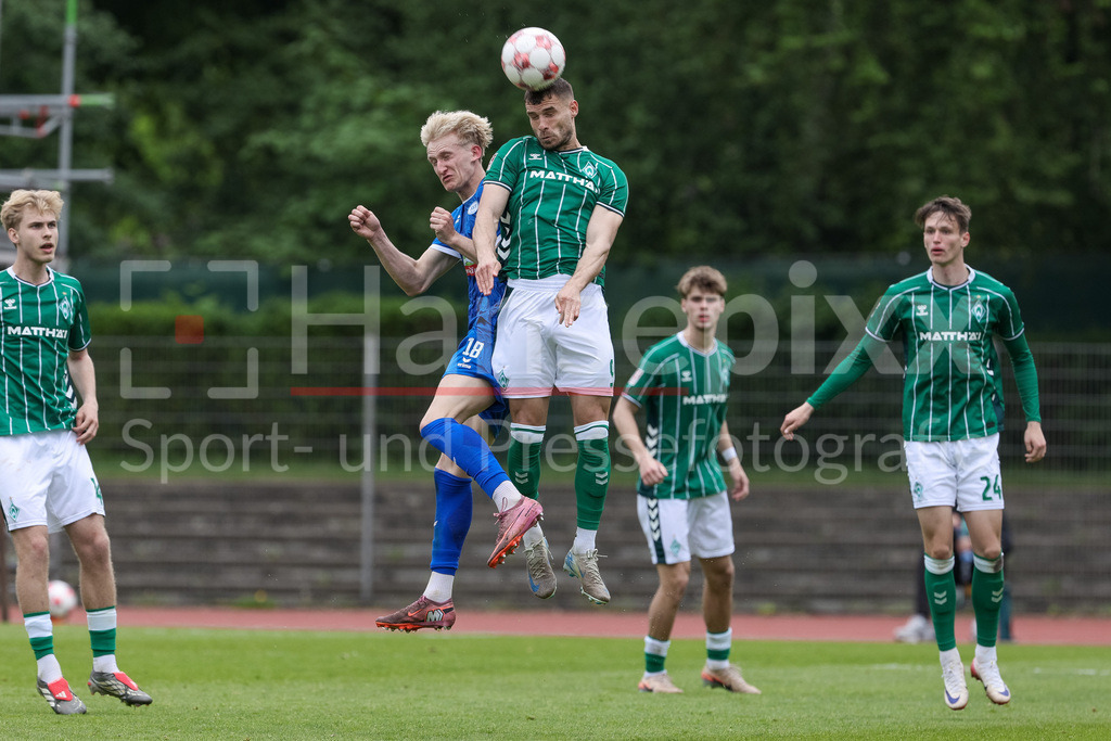 Fussball, Regionalliga Nord, SV Werder Bremen II - SSV Jeddeloh | v.li.: Finn Cramer (SSV Jeddeloh, 18) und Christian Stark (SV Werder Bremen II, 9) im Kopfballduell, Kopfball, Zweikampf, Action, Aktion, Spielszene