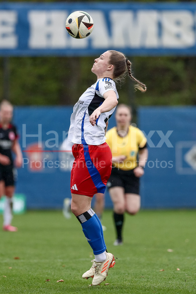 Fussball, 2. Frauen-Bundesliga, Hamburger SV - Eintracht Frankfurt II | v.li.: Christin Meyer (Hamburger SV, 16) am Ball, Einzelbild, Ganzkörper, Aktion, Action, Spielszene, DIE DFB-RICHTLINIEN UNTERSAGEN JEGLICHE NUTZUNG VON FOTOS ALS SEQUENZBILDER UND/ODER VIDEOÄHNLICHE FOTOSTRECKEN. DFB REGULATIONS PROHIBIT ANY USE OF PHOTOGRAPHS AS IMAGE SEQUENCES AND/OR QUASI-VIDEO.