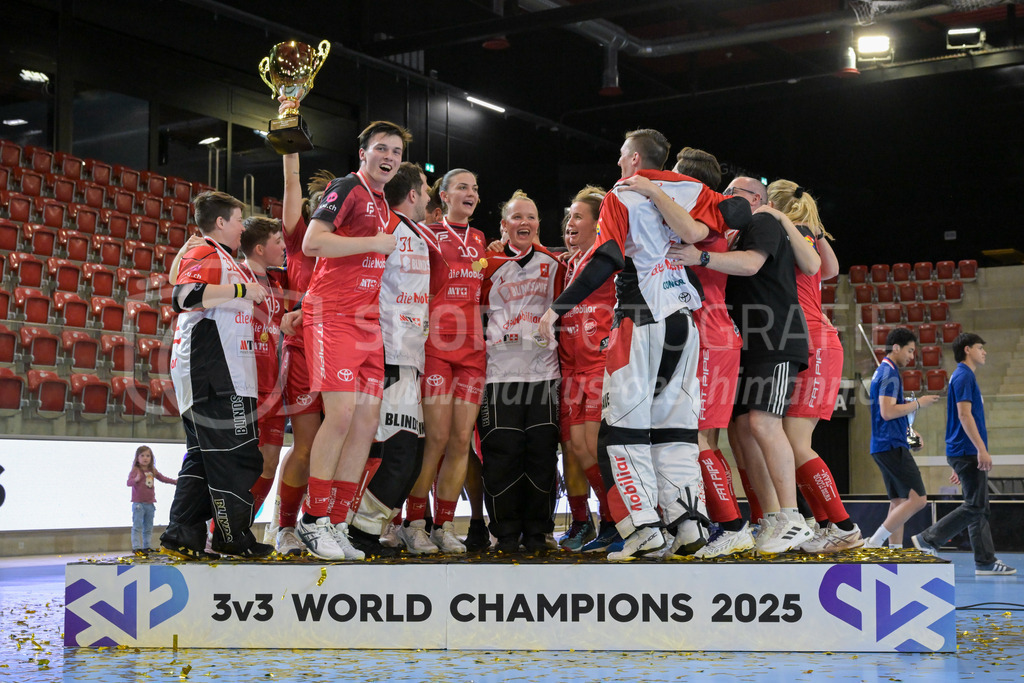 3v3 World Floorball Championships 2025 - Medal Ceremony | Both teams Switzerland win the gold medal and become world champion, during 3v3 World Floorball Championships 2025, Switzerland: 03.05.2025, Winterthur, AXA ArenaEvent page: <a href="https://www.u19wfc2025.ch/">www.u19wfc2025.ch</a>Credit: Markus Aeschimann, <a href="https://markus-aeschimann.ch">markus-aeschimann.ch</a>Instagram: <a href="https://instagram.com/sportfotografie.aeschimann">@sportfotografie.aeschimann</a> - Realisiert mit Pictrs.com