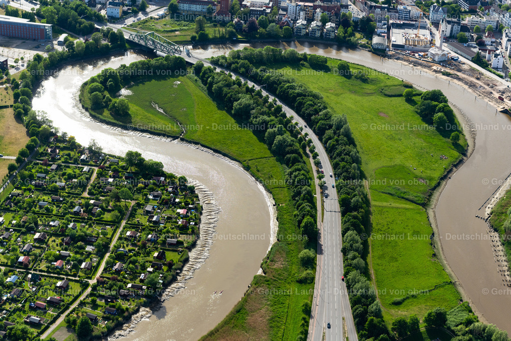 4030323 | BREMERHAVEN 01.06.2020 Kurvenförmige Mäander - Schleife der Uferbereiche am Geeste - Flussverlauf im Ortsteil Geestemünde-Nord in Bremerhaven im Bundesland Bremen, Deutschland. // Curved loop of the riparian zones on the course of the river Geeste in the district Geestemuende-Nord in Bremerhaven in the state Bremen, Germany. Foto: Gerhard Launer