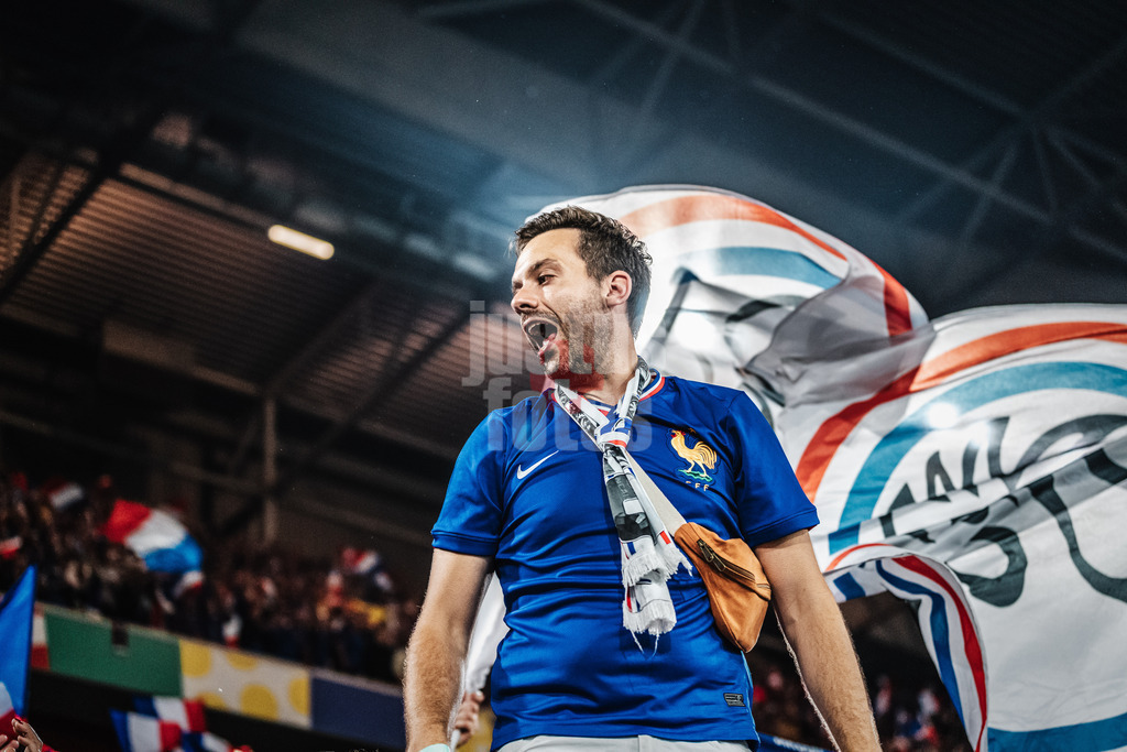 Fußball | Herren | UEFA-Fußball-Europameisterschaft 2024 | Gruppe D | Österreich vs. Frankreich | 17.06.2024 | Ein Fan aus Frankreich ist Glücklich über den Sieg