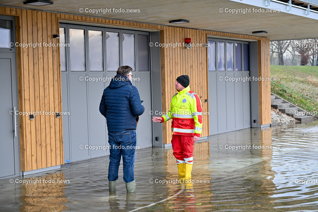 Wasserrettung Pichling_ Pichlingersee_ 29.12.2023-26 | 2912.2023, Linz Pichling, AUT, Wasserrettung, OS Pichling, im Bild Mario Ruhmanseder (Kronen Zeitung Linz), Toni Eder (Wasserrettung)