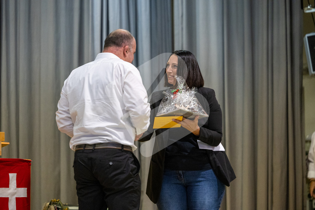 SKE100J_4678 | Die Schwinger des Schwyzer Kantonalen Schwingerverbandes: Fotos, die Dynamik und Leidenschaft festhalten, sowie emotionale Momente aus dem traditionellen Schwingsport zeigen. - Realisiert mit Pictrs.com