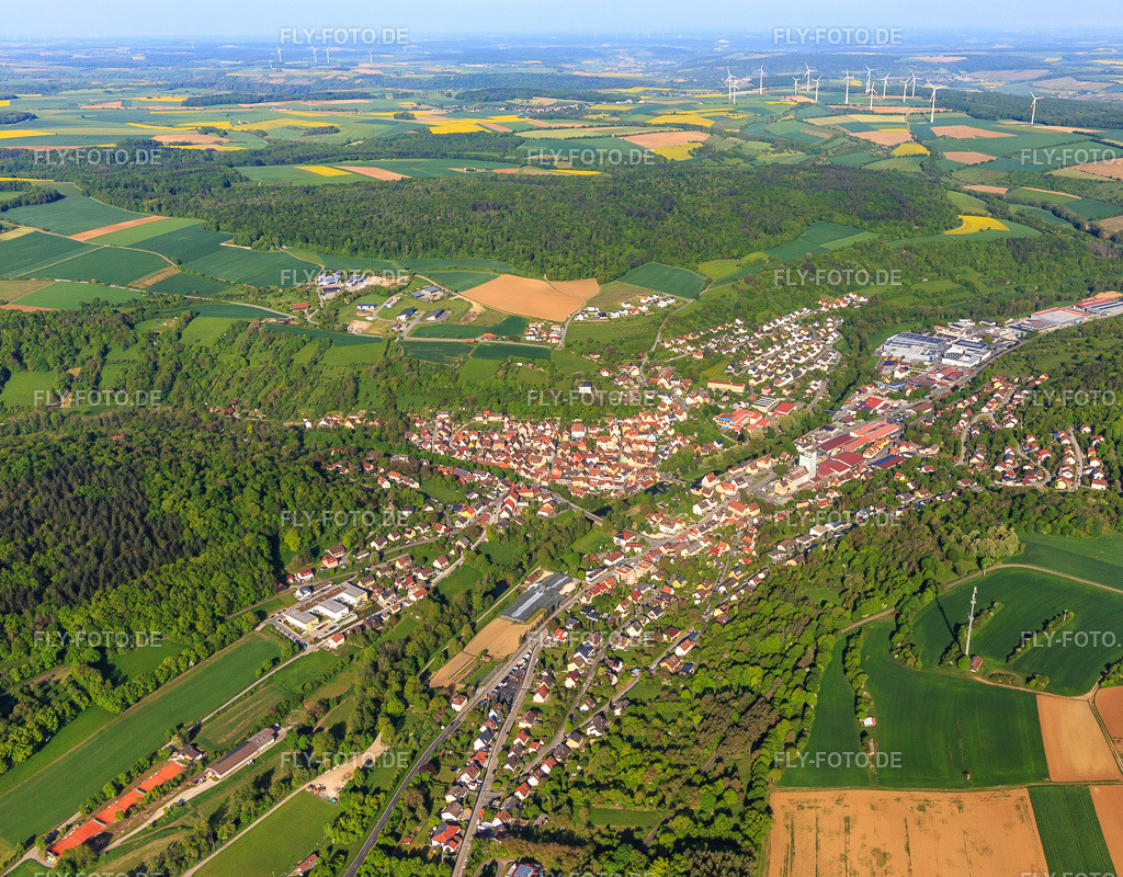 Ortsübersicht im lieblichen Taubertal am Morgen aus Südosten | Luftbild: Ortsübersicht im lieblichen Taubertal am Morgen aus Südosten in Creglingen im Bundesland Baden-Württemberg in Deutschland. Foto: IMG_146496.jpg vom 10.05.2025 durch Werner Riehm/FLY-FOTO.de - Realisiert mit Pictrs.com