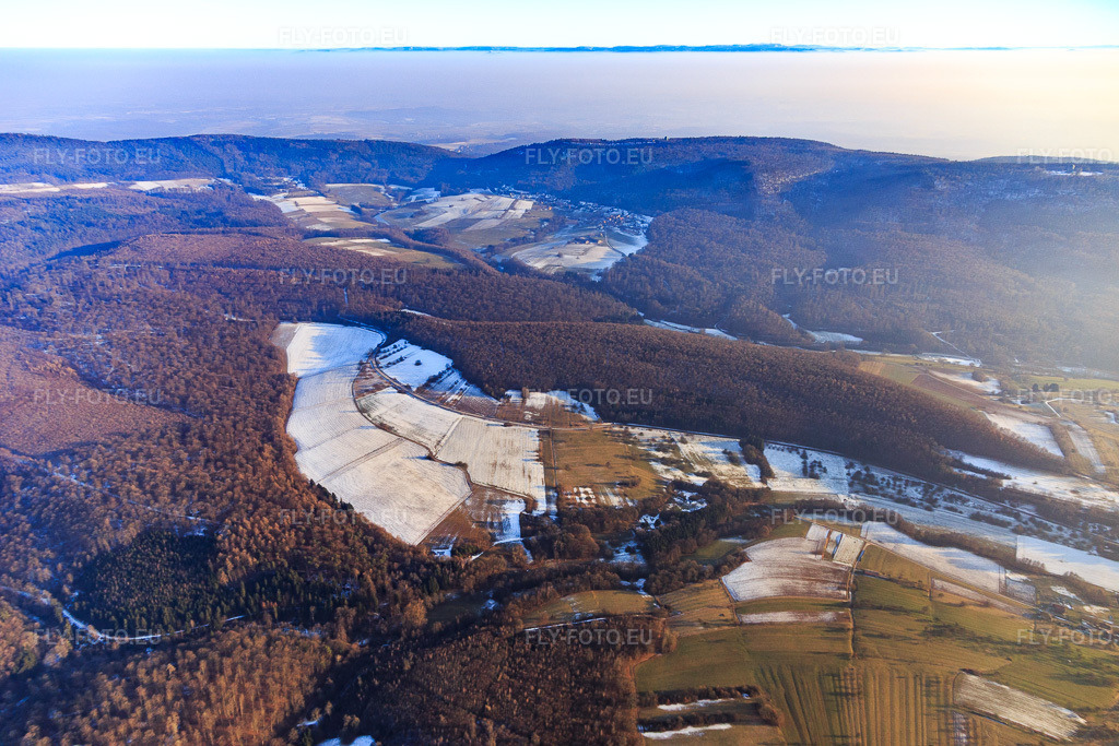 Vue aérienne: La vallée de Heimbach en hiver, sous la neige venue du nord à Wingen dans le département Bas Rhin, France – .Photo: IMG_096351.jpg prise le 21/01/2017 par Werner Riehm/FLY-FOTO.eu – Résolution de l'original: 5472 x 3648 px