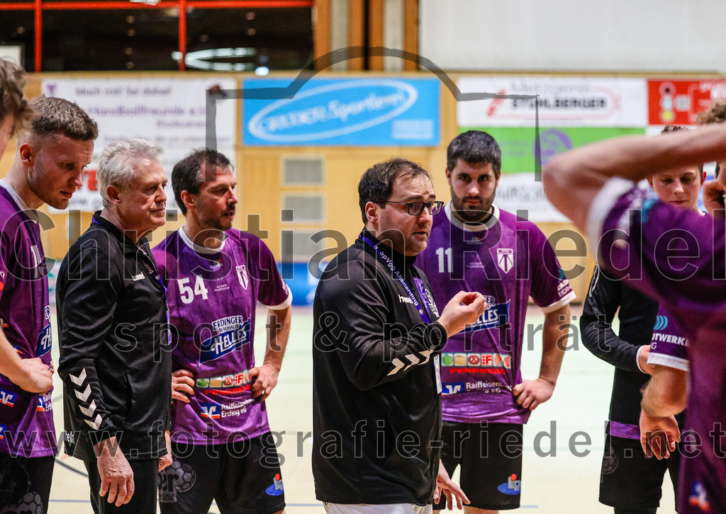 2024-01-27_041_SpVgg_Altenerding_gegen_TV_Altoetting | Erding, Deutschland, 27.01.2024:
Handball, Bezirksoberliga Männer 2023 / 2024, 13. Spieltag, SpVgg Altenerding gegen TV Altötting, Endergebnis: 30:28

Roland Stelzer (SpVgg Altenerding), Nadi Özdemir (SpVgg Altenerding, #54), Trainer Simon Klawe (SpVgg Altenerding), Christian Loris (SpVgg Altenerding, #11)

Foto: Christian Riedel / fotografie-riedel.net