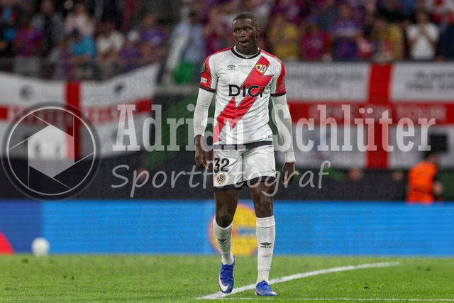 27.05.2026, EUR, Fussball, Herren, Conference League Finale, Saison 2025/2026, Crytsal Palace F.C. - Rayo Vallecano de Madrid | Nobel Mendy (Rayo Vallecano, #32) schaut