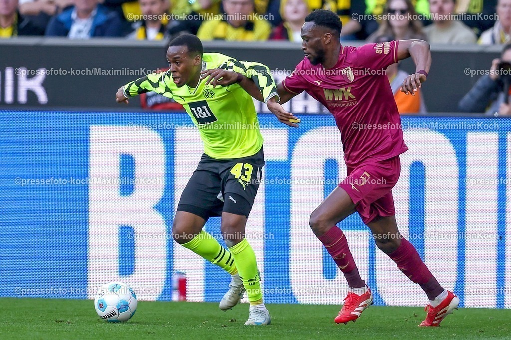 BVB08032501110 | 08.03.2025, Fußball, Borussia Dortmund - FC Augsburg, 1. Fußball Bundesliga, 25. Spieltag, Signal Iduna Park, Saison 2024 2025: Jamie Gittens (BVB #43) im Zweikampf gegen Chrislain Matsima (FC Augsburg #5)DFB regulations prohibit any use of photographs as image sequences and or quasi-video.