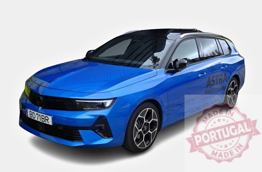 Opel Astra Sports Tourer plug-in hybrid electric car posing in studio | Opel Astra Sports Tourer plug-in hybrid electric car posing in a studio with white background - Realisiert mit Pictrs.com