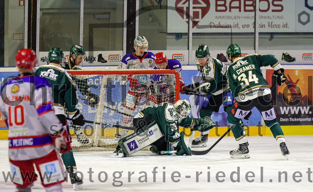 2025-11-30_147_TSV_Erding_gegen_EC_Peiting | Erding, Deutschland, 30.11.2025:Eishockey, Oberliga Süd 2025 / 2026, 22. Spieltag, TSV Erding gegen EC Peiting, Endergebnis: 5:1Torwart Leon Meder (Erding Gladiators, #39), Moritz Köttstorfer (Erding Gladiators, #82), Bastian Cramer (Erding Gladiators, #34)Foto: Christian Riedel / fotografie-riedel.net