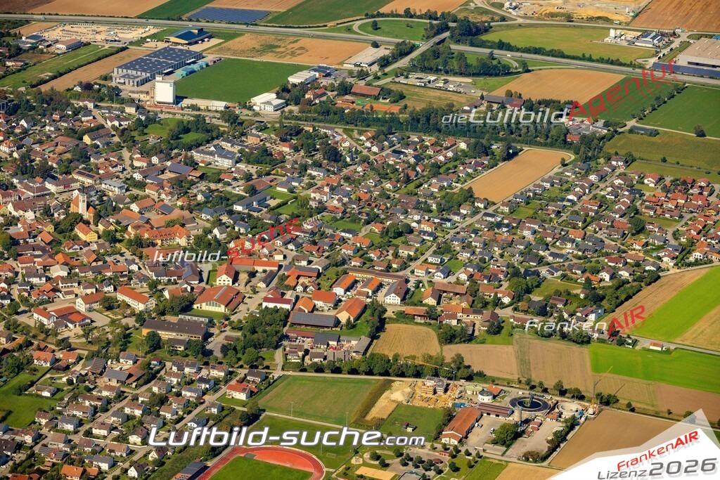 Das Luftbild zeigt :  Wallersdorf - Die Luftaufnahme wurde 2023 vom UL-Flugzeug aus erstellt ( keine Drohne ) - Hochauflösende Luftaufnahme - Für grossformatige Ausdrucke geeignet. Die Geschenkidee !Mit Lizenz und Bildrechte bestellbar