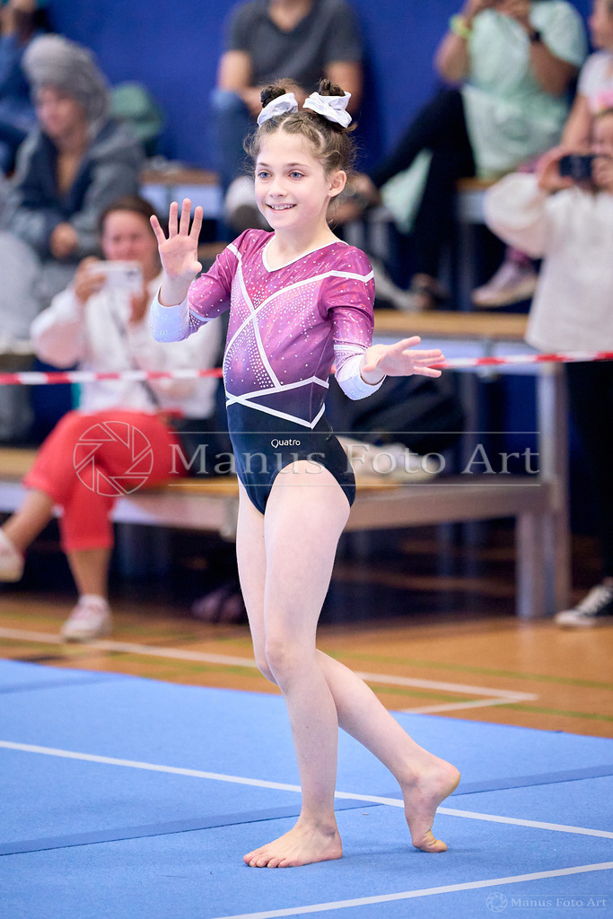 2024-10-06-3-D-DSC00567 | Professionelle Sportfotografie in Hamburg, Schleswig-Holstein und Niedersachsen – spezialisiert auf Rhönrad, Geräteturnen, Leistungsturnen und rhythmische Sportgymnastik. Bundesweite Begleitung von Rhönrad-Events. Jetzt Sport-Fotos - Realisiert mit Pictrs.com