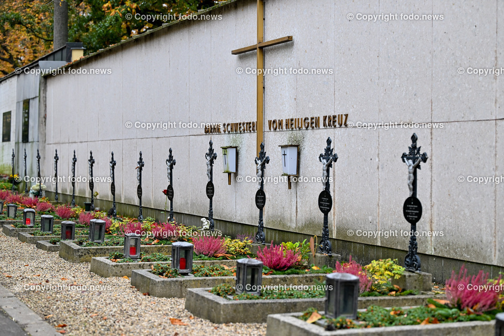 Friedhof_ Kreuz_ Kruzifix_ Jesu Christi_ Allerheiligen_ 26.10.2024-87 | 26.10.2024, Friedhof, AUT, Allerheiligen, Themenbilder im Bild Friedhof, Kreuz, Kruzifix, Jesu Christi, Allerheiligen, Engerl, Engel, Kerzen, Grab, Grablicht, Blumen, Skulptur, Grabstein, Symbolbild, Grablaterne, Grabkerze, Grabkerzen, Grablichter, Kerze, Grabkreuz, Gedenken, Bestattung, Verstorbene, Totenruhe, Grab, Urne, Blumenschmuck, Schmuck, Besucher, Feature, kreativ, creativ, Linz