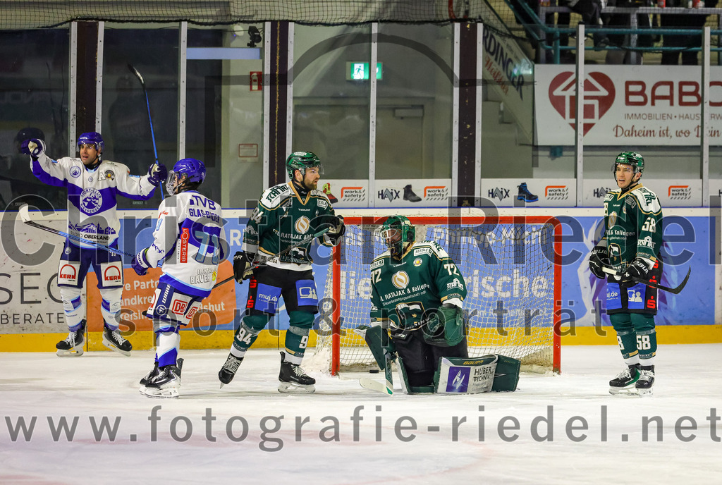 2026-01-23_105_TSV_Erding_gegen_SC_Riessersee | Erding, Deutschland, 23.01.2026:Eishockey, Oberliga Süd 2025 / 2026, 40. Spieltag, TSV Erding gegen SC Riessersee, Endergebnis: 6:5 n.V.Quirin Glas-Bader (SC Riessersee, #71), Markus Eberhardt (Erding Gladiators, #94), Torwart David Zabolotny (Erding Gladiators, #72), Paul Pfenninger (Erding Gladiators, #58)Foto: Christian Riedel / fotografie-riedel.net