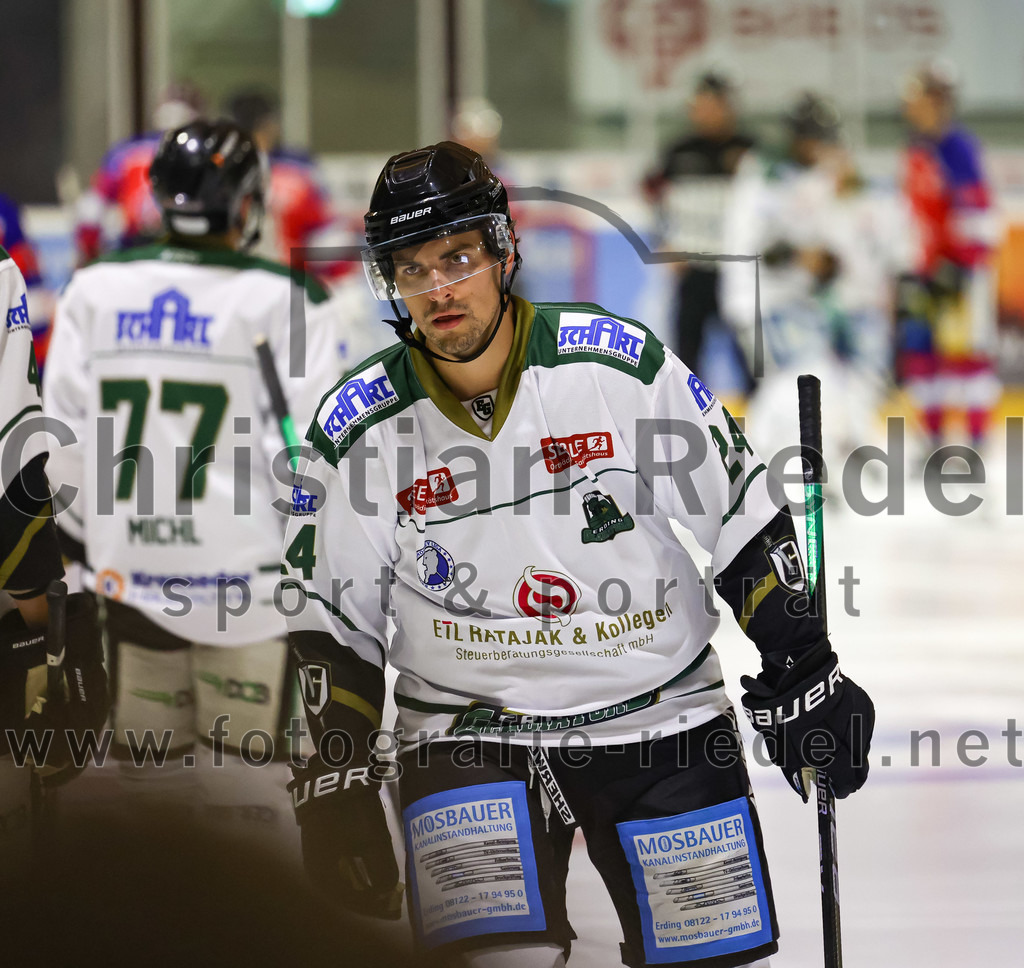 2022-09-09_110_TSV_Erding_gegen_Deggendorfer_SC | Erding, Deutschland, 09.09.2022:
Eishockey, Bayernliga 2022 / 2023, Testspiel, TSV Erding gegen Deggendorfer SC, Endergebnis: 2:5

Lukas Krämmer (Erding Gladiators, #24)

Foto: Christian Riedel / fotografie-riedel.net