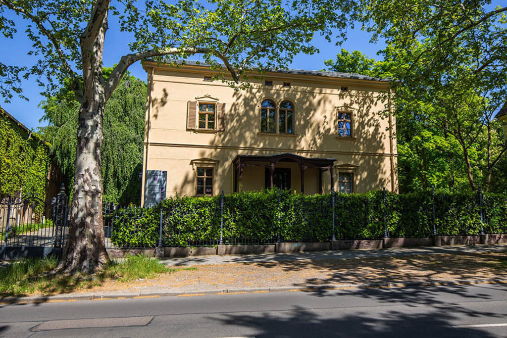 Connewitz - Villa Prinz-Eugen-Straße 19 | Entdecke über 20 Kategorien Leipzig-Motive: Foto-Downloads, hochwertige Poster, Leinwand- & Fine-Art-Prints. Jetzt Lieblingsfoto im Bildlexikon Leipzig Shop bestellen!