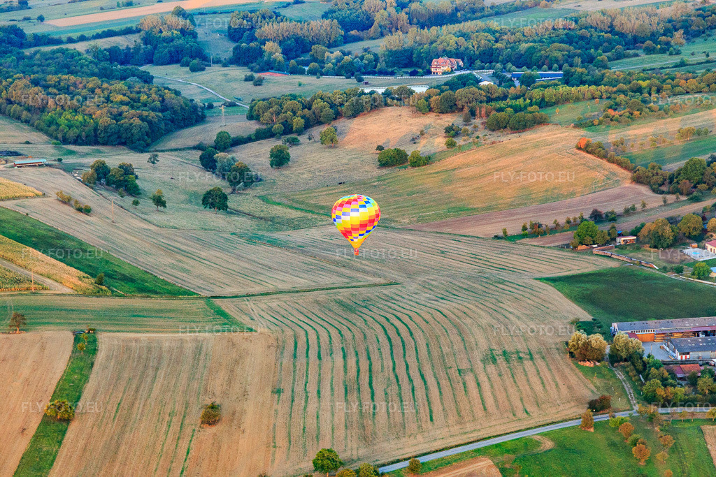 Vue aérienne: Montgolfière au-dessus des champs à Forstheim dans le département Bas Rhin, France – .Photo: IMG_117767.jpg prise le 14/09/2019 par Werner Riehm/FLY-FOTO.eu – Résolution de l'original: 5472 x 3648 px