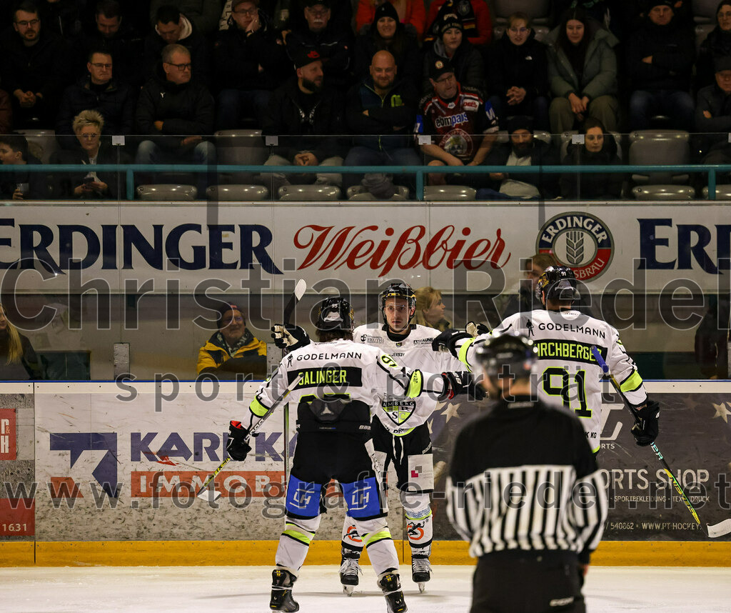 2024-02-16_027_TSV_Erding_gegen_ERSC_Amberg | Erding, Deutschland, 16.02.2024:
Eishockey, Bayernliga Playoffs 2023 / 2024, 1. Spieltag, TSV Erding gegen ERSC Amberg, Endergebnis: 1:2

Lukas Salinger (ERSC Amberg, #95), Brendan Walkom (ERSC Amberg, #94), Michael Kirchberger (ERSC Amberg, #91)

Foto: Christian Riedel / fotografie-riedel.net