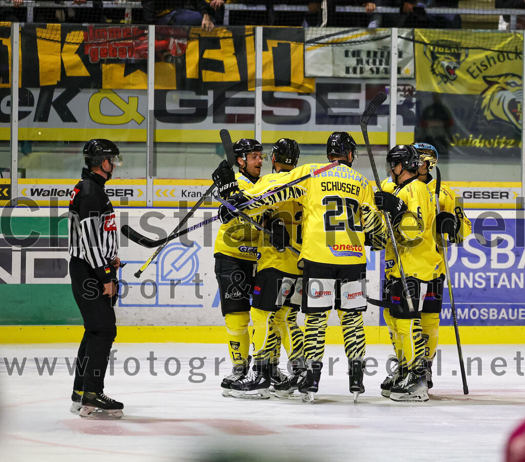 2025-10-10_137_TSV_Erding_gegen_onesto_Tigers_Bayreuth | Erding, Deutschland, 10.10.2025:Eishockey, Oberliga Süd 2025 / 2026, 7. Spieltag, TSV Erding gegen onesto Tigers Bayreuth, Endergebnis: 2:5Michal Spacek (onesto Tigers Bayreuth, #13), Adam Schuster (onesto Tigers Bayreuth, #20), Alexander Barber (onesto Tigers Bayreuth, #6)Foto: Christian Riedel / fotografie-riedel.net