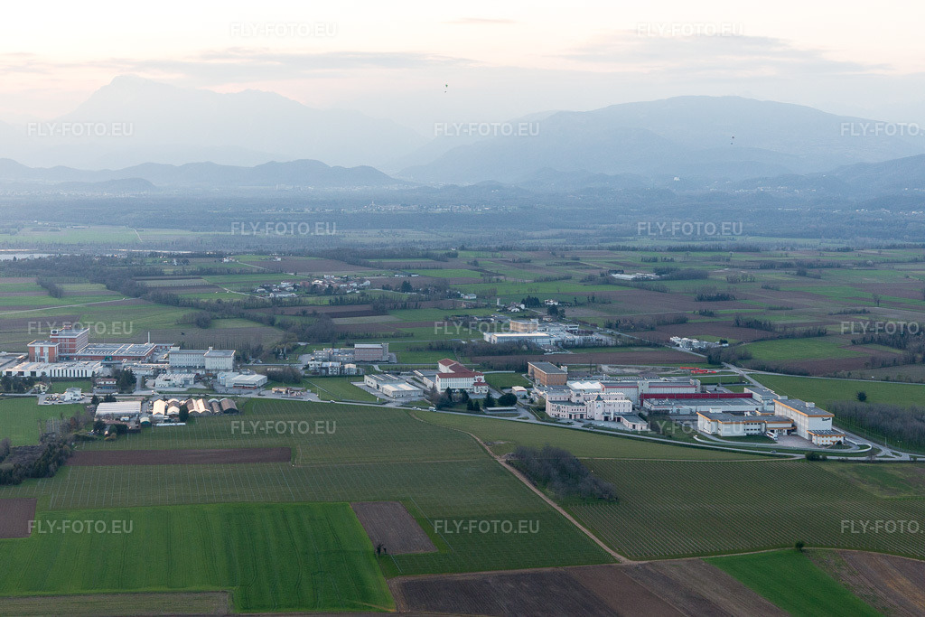 Vue aérienne: Vue de la ville à Zona Industriale Prosciutti dans le département Frioul-Vénétie Julienne, Italie. Photo: IMG_105634.jpg prise le 07/04/2018 par Werner Riehm/FLY-FOTO.eu – Résolution de l'original: 5472 x 3648 px