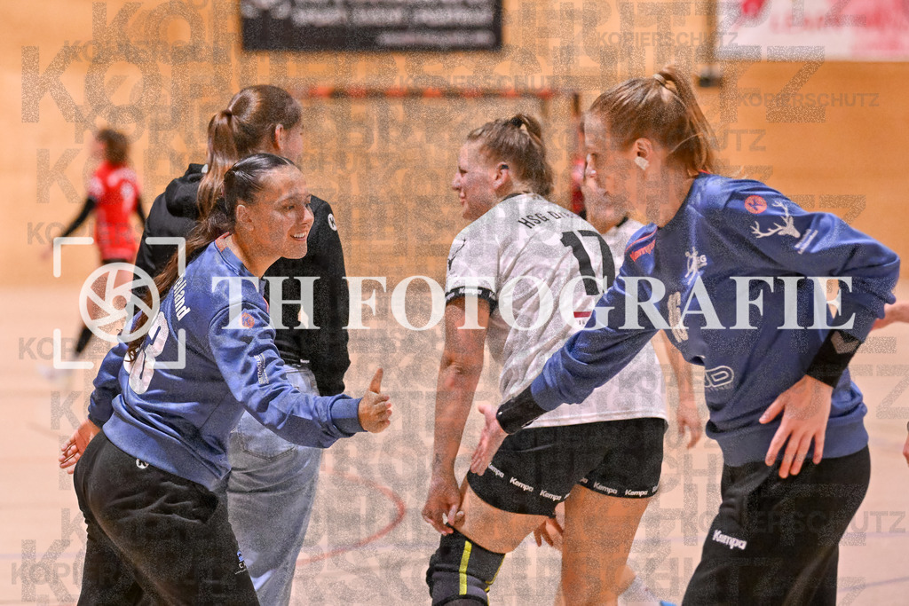 GER, SG Maulburg/Steinen - HSG Dreiland, Frauen-Handball, Oberliga Suedbaden, 3. Spieltag, Saison 2024/2025, 12.10.2024 | Vivien Marie Potoniec (HSG Dreiland, #33) klatscht Anke Baechtold (HSG Dreiland, #16) ab.GER, SG Maulburg/Steinen - HSG Dreiland, Frauen-Handball, Oberliga Suedbaden, 3. Spieltag, Saison 2024/2025, 12.10.2024Foto: TH Fotografie/Thomas Hess