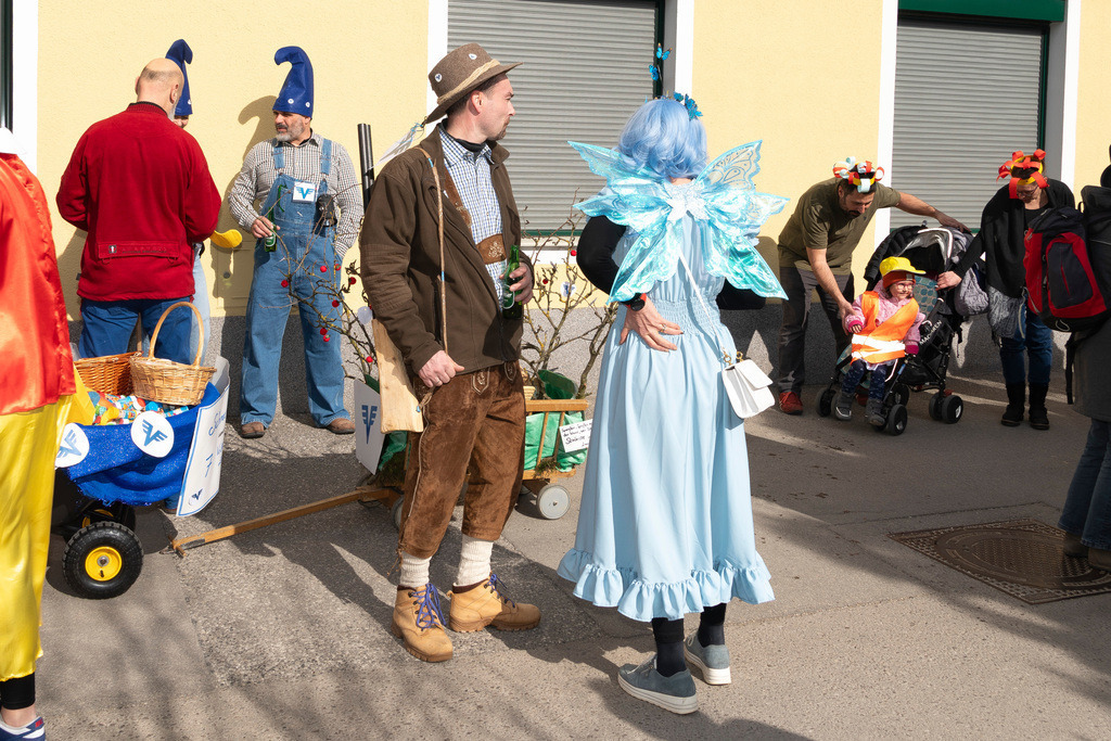 Umzug2025-003_8744 | Fotostrecke: FASCHINGSUMZUG 2025 in Loosdorf. 22 Masken(gruppen)-Teilnehmer: Loosdorfer Vereine, Wirtschaftstreibende, Gemeindeabordnungen sowie Kreditinstitute. rund 700 Besucher entlang der Hauptstrasse. Veranstaltungs-Sicherung durch Mannschaft der FF-Loosdorf mit schwerem Gerät. Maskenprämierung am EKZ-Platz durch Bgm. Thomas Vasku in den Kategorien: Bester Festwagen (Fa. gkonzept-Groissenberger; Beste Personengruppe-ASK-Loosdorf; Beste Einzelperson; Weiteste Anreise-FF Schollach;