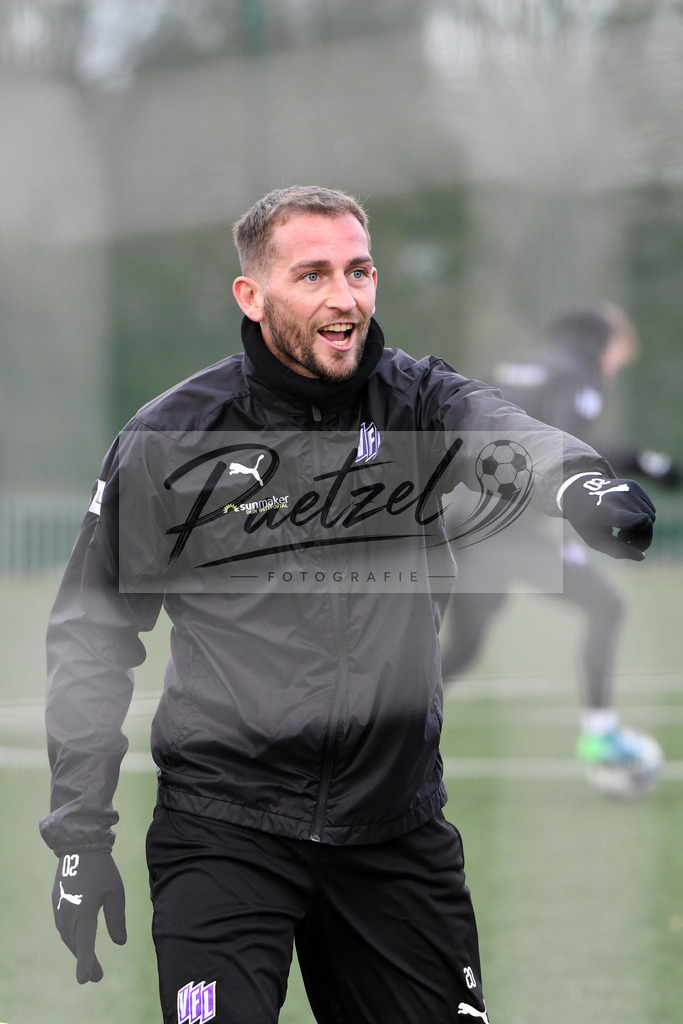 20200131_TRAOSN_0019 | Fußball, Herren: Marc Heider (VfL Osnabrueck) gestikuliert waehrend der Trainingseinheit des VfL Osnabrueck im Sportpark Illoshoehe am 31.01.2020 in Osnabrueck, Deutschland. - Realisiert mit Pictrs.com