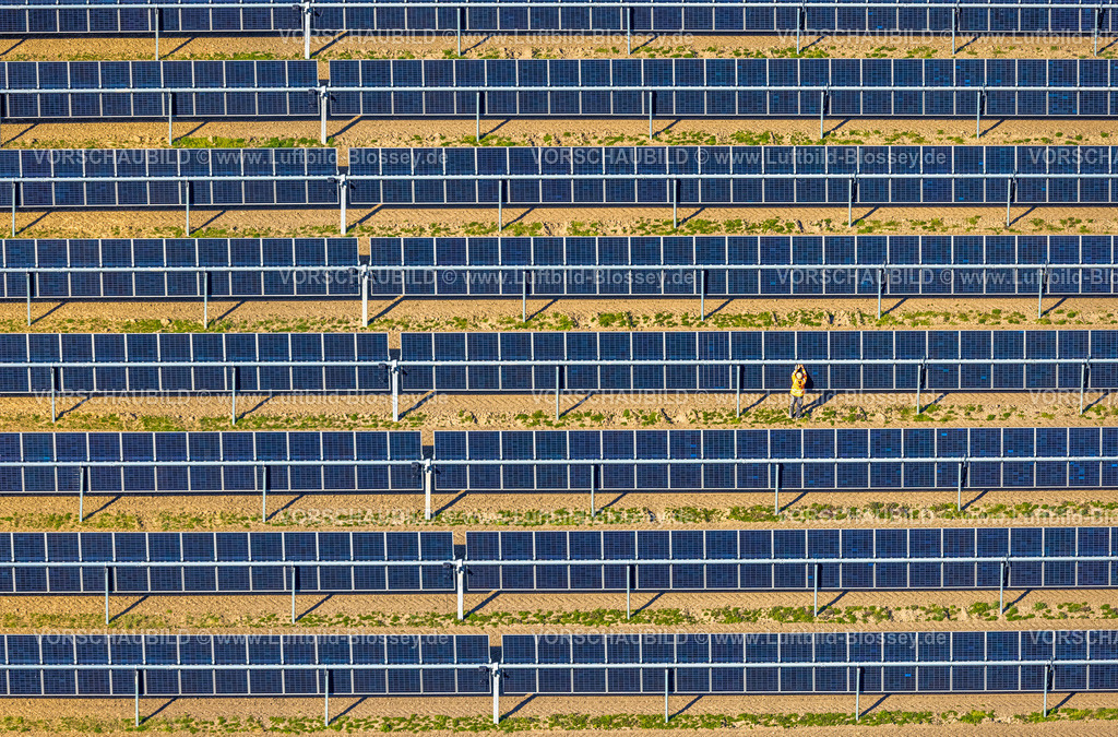 Nordkirchen250400971 | Luftbild, Solarpark, Freiflächenphotovoltaikanlage in der Bauernschaft Berger, Formen und Farben, Arbeiten am Solarpanel, Nordkirchen, Münsterland, Nordrhein-Westfalen, Deutschland