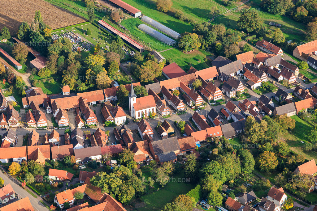 Aerial view: Rue des Églises in Seebach in the state Bas-Rhin, France.Photo: IMG_150118.jpg taken on 10/11/2025 by Werner Riehm/FLY-FOTO.comResolution of the original: 6000 x 4000 px