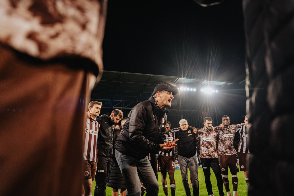 FCS01520 | Der offizielle Shop für FC St. Pauli Fotos. Wähle aus Spielszenen & Fanmomenten dein FCSP Wunschformat. Wir liefern Millerntor-Atmosphäre.
