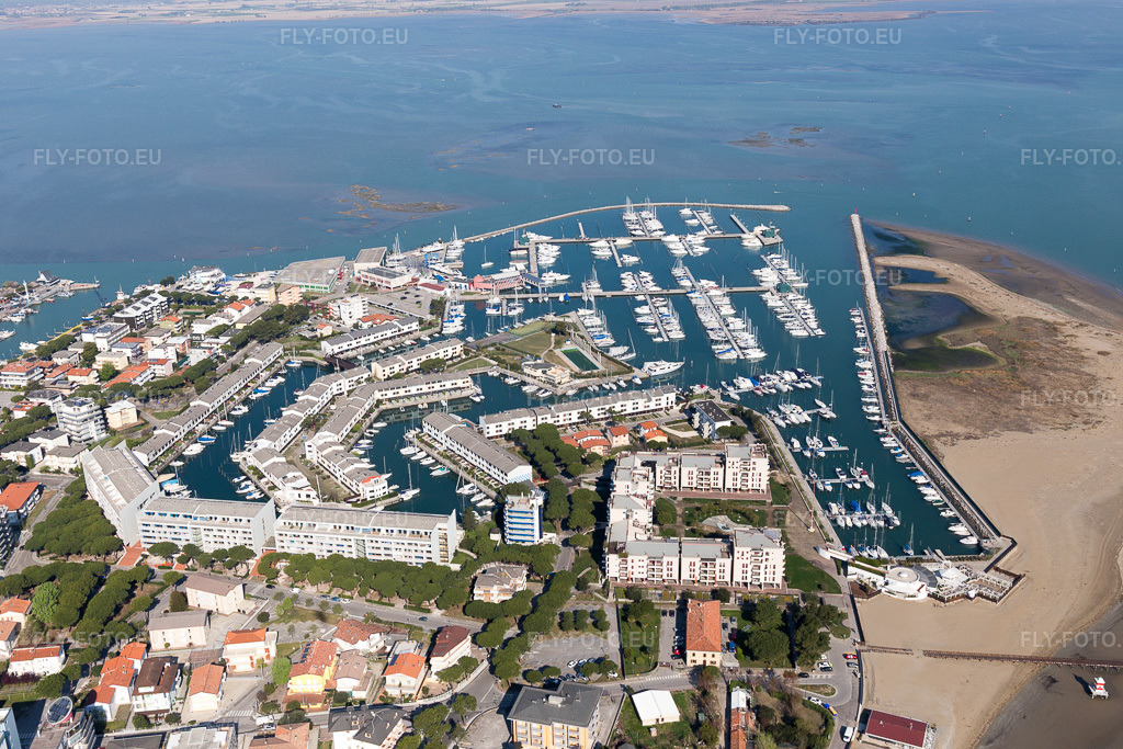 Vue aérienne: Vue de la ville à Lignano Sabbiadoro dans le département Udine, Italie. Photo: IMG_098037.jpg prise le 03/04/2017 par Werner Riehm/FLY-FOTO.eu – Résolution de l'original: 5472 x 3648 px