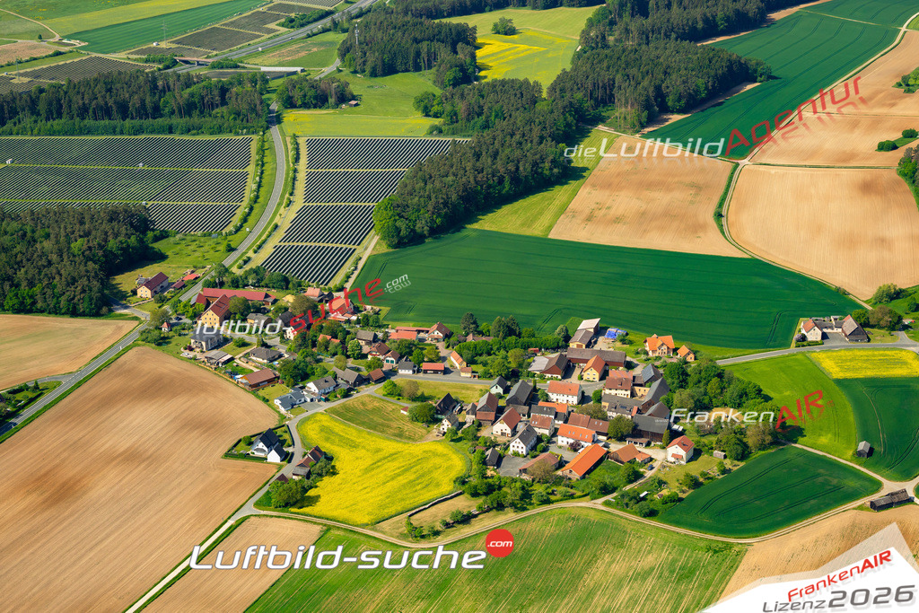 Das Luftbild zeigt Fesselsdorf Weismain - Die Luftaufnahme wurde 2023 vom UL-Flugzeug aus erstellt ( keine Drohne ) - Hochauflösende Luftaufnahme - Für grossformatige Ausdrucke geeignet. Die Geschenkidee !Mit Lizenz und Bildrechte bestellbar